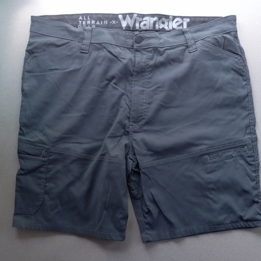 Wrangler 42 Gray Cargo Shorts